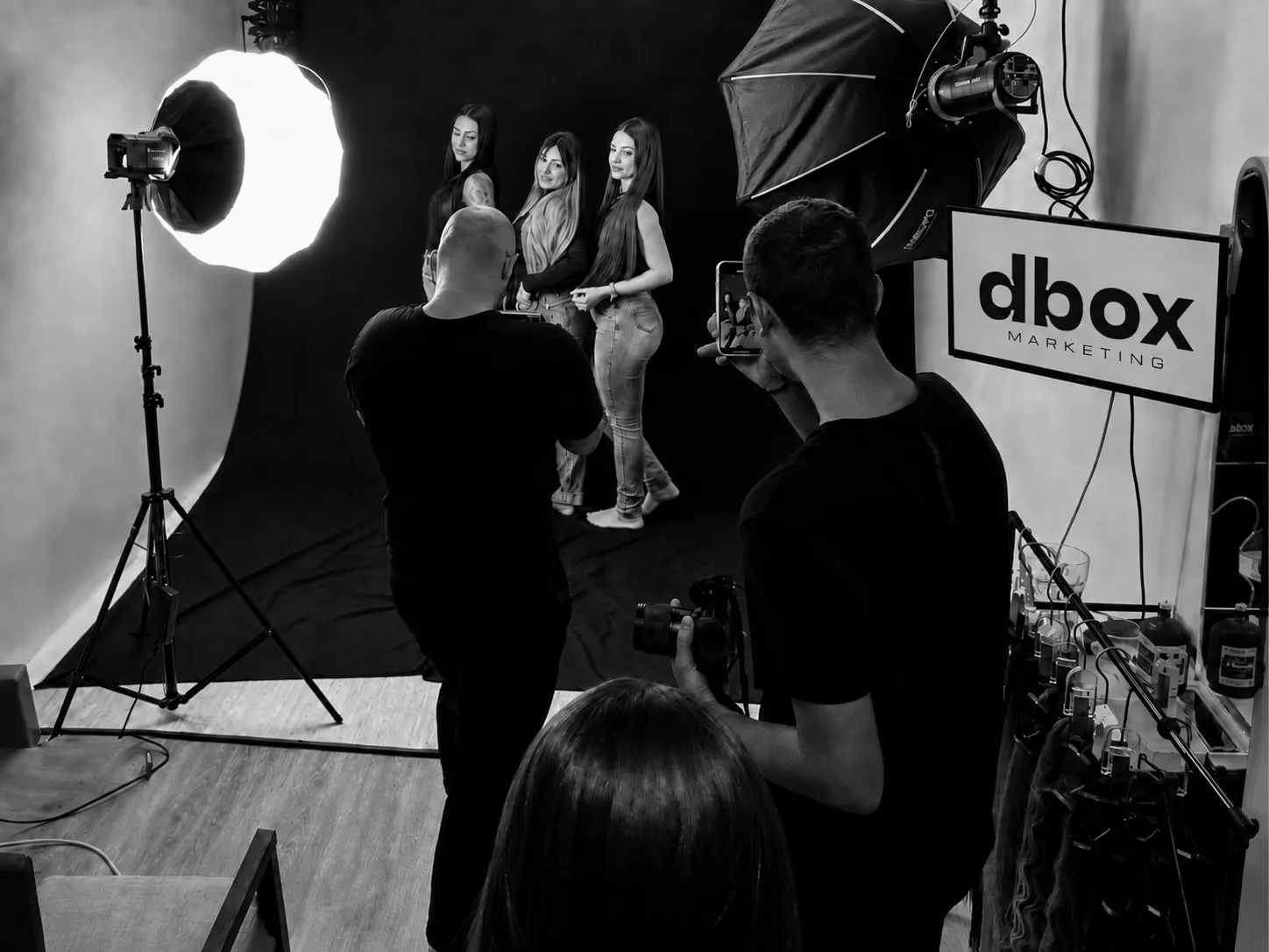 Equipe da Dbox durante produção de conteúdo em estúdio